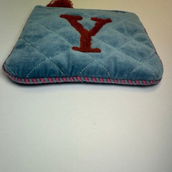 Hand embroidered initial velvet pouch with tassel and the letter ‘Y’ - Picture 4 of 7